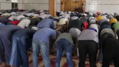 Abagabo barimo gusenga mu musigiti wa Biryogo i Kigali