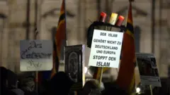 Passeata do Pegida em Dresden, Alemanha, nov de 2015