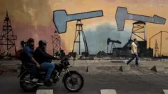 Murales con diseños alusivo a las empresas petroleras fuera de uno de los edificios de la empresa estatal Petróleos de Venezuela