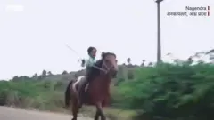 खोड़ा चलाने वाला बच्चा