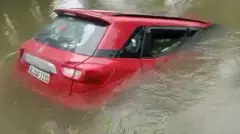 ஓடைக்குள் விழுந்த கார்