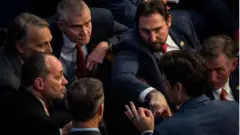 Congresistas republicanos discuten este martes ante la división dentro del partido por la presidencia de la Cámara de Representantes.