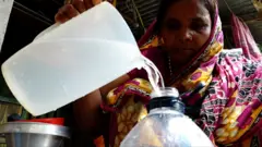 কয়েক কিলোমিটার দূর থেকে পানি সংগ্রহ করেন কাঞ্চন চৌকিদার