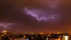 बिजली गिरना