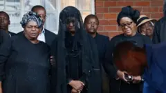 La veuve de Mugabe entourée de ses proches