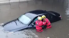 İngiltere'nin Blackpool şehrinde yolda kalan bir aracın sürücüsü kurtarıldı.