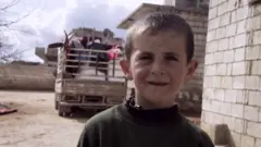 "Биз уйимизни ҳарбийлар деб ташлаб чиқдик. Ҳарбийлар ким ортда қолса, уларни ўлдиришади", дейди болакай.