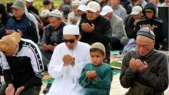 Қурбон Ҳайити намозини ўқиётган Қирғизистон мусулмонлари