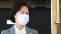 추미애 법무부 장관이 20일 오전 서울 종로구 정부서울청사에서 화상으로 열린 국무회의를 마치고 청사를 나오고 있다