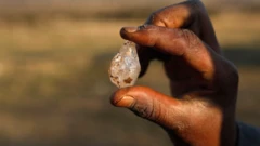 Abantu batanguye kwiruka kwimba inyuma y'aho umuntu aragiye ibitungwa atoreye ico yibajije ko ari diayama