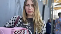 Chica con gato en el cruce fronterizo de San Ysidro el 25 de marzo de 2025.