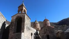 Армянский монастырь IX в. Дадиванк накануне передачи Кельбаджарского района под контроль Баку