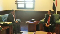 ኣምባሳደር ሽፈራው ጃርሶ ምስ ቀዳማይ ሚኒስተር ሱዳን ዓብደላ ሓምዶክ