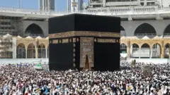 Les pèlerins musulmans se promènent autour de la Kaaba (Tawaf al-Wadaa), le sanctuaire le plus sacré de l'Islam