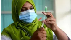 বাংলাদেশে এখন অক্সফোর্ড অ্যাস্ট্রাজেনেকার কোভিশিল্ড টিকা দেয়া হচ্ছে
