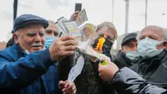 CHP Genel Başkanı Kemal Kılıçdaroğlu, zamlar geri çekilene kadar elektrik faturasını ödemeyeceğini duyurdu.