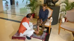 ఆదివాసీ యువకుడి కాళ్లు కడుగుతున్న మధ్యప్రదేశ్ సీఎం