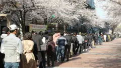 25일 오전 대구 북구 침산동 소상공인시장진흥공단 대구북부센터와 연결되는 아파트 단지에 어려움을 겪는 소상공인과 자영업자들이 소상공인 정책자금 상담을 위한 번호표를 받기 위해 줄지어 차례를 기다리고 있다