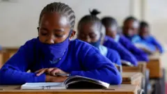 Ku wa mbere ushize, abanyeshuri bo muri Kenya basubiye ku masomo, bwa mbere kuva amashuri yafungwa mu kwezi kwa gatatu mu kwirinda ikwirakwira ry'ubwandu bwa coronavirus.