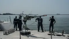 Des marins sur un navire au Ghana.