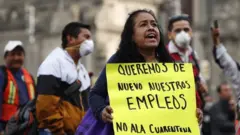 Una protesta frente al Palacio Nacional de México