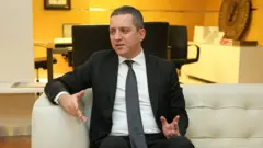 Türkiye Barolar Birliği'nin 36. Genel Kurulu'nda Türkiye Barolar Birliği Başkanlığı'na (TBB) seçilen Erinç Sağkan, başkanlığı döneminde yeni bir yönetim anlayışını yaşama geçireceklerini belirterek, "Birliği yönetmeye değil, yönetmeye talip olduk" dedi.