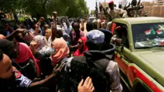 عناصر من الشرطة على عربات تابعة لهم