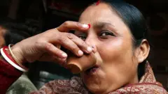 టీ తాగుతున్న మహిళ