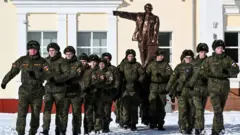 Российские солдаты маршируют