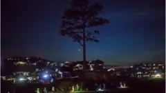 টেকনাফে পাহাড়ের পাদদেশে রোহিঙ্গা শিবিরের বসতিগুলো রাতের বেলা যেমন দেখতে
