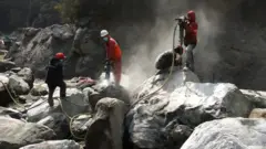 मेलम्चीमा ढुङ्गा फोर्दै मजदुर।