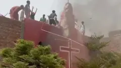 رجال يدمرون كنيسة
