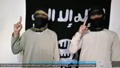 داعش عکس دو فرد نقاب‌دار را منتشر کرده که می‌گوید بمب‌گذاران کرمان هستند