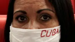 Cubana con mascarilla