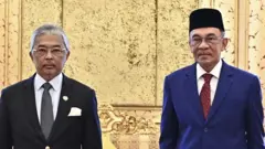 Malezya Kralı Abdullah Sultan Ahmed Şah (Solda) ve Enver İbrahim