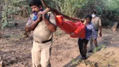 కోవిడ్ సమయంలో పోలీసులు అనేక మంది కరోనా బాధితుల శవాలను బంధువులకు చేర్చడంలో సాయపడ్డారు.