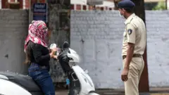 યુવતીને રોકતાં પોલીસકર્મી