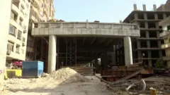 От эстакады до дома не больше 50 сантиметров.