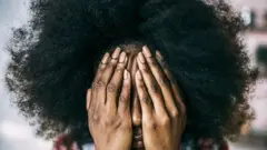 Dubartii cinqamtee, harka lamaan fuula qabattee jirtu