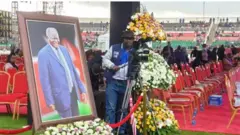 Akwamuozu aka chịbụrụ Kenya na-aga n'ihu n'ama egwuregwu Nyayo dị na isiobodo Kenya bụ Nairobi.