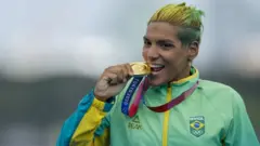Ana Marcela morde medalha de ouro