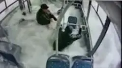 أظهرت كاميرات المراقبة على متن حافلة كيف فقد السائق السيطرة على عجلة القيادة عندما كان يحاول ركوب عبارة لينتقل إلى الجانب الآخر من البحيرة.