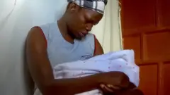 Adama akiwa na mtoto wake aliyetakiwa kumuuza