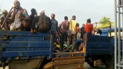 Des étudiants congolais dans un camion de police burundais.