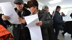 Кыргызстанда баш мыйзамды өзгөртүү жөнүндө мурдакы референдум 2016-жылы декабрда өткөн эле.