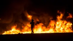 израильтянин на фоне огня