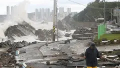 지난 6일 태풍이 한국 영향권에서 벗어난 가운데 당국은 현재 태풍 피해 복구 작업을 벌이고 있다