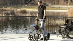Gert-Jan caminado en un parque