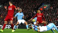 Awọn agbabọọlu Liverpool ati Manchester City
