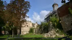 Зруйнований мур та фрагмент п'ятикутної башти ліворуч